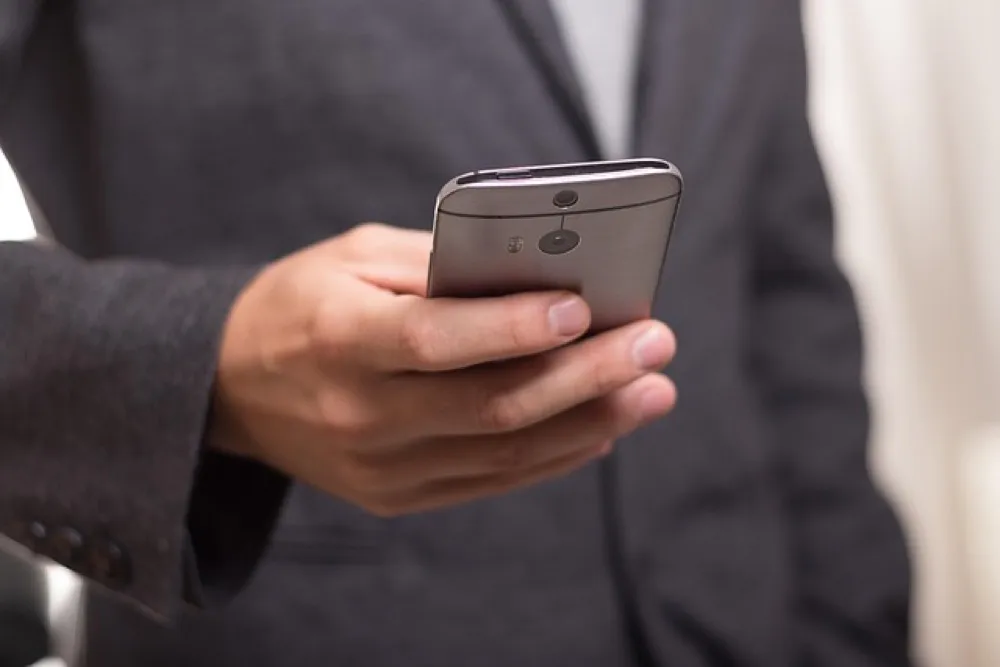 Osoba korzystająca z telefonu podczas pracy w terenie