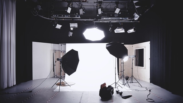 Oświetlenie studyjne wykorzystywane w fotografii produktowej