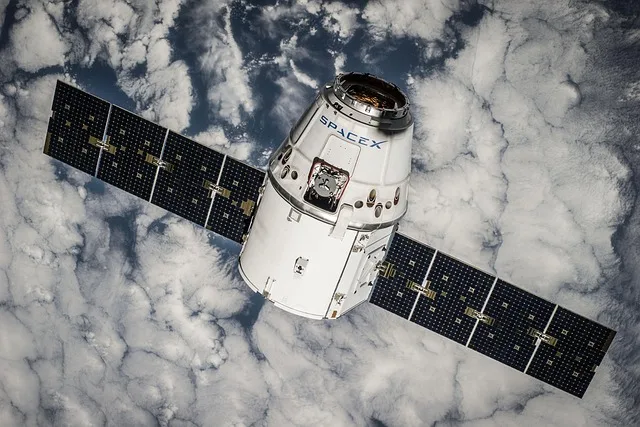 Satelita obserwacyjny na orbicie Ziemi z panelami słonecznymi — źródło danych dla monitoringu upraw NDVI