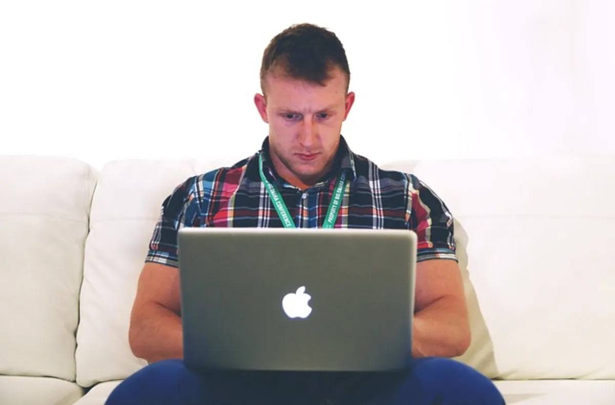 Właściciel małej firmy konfigurujący narzędzie automatyzacji na laptopie