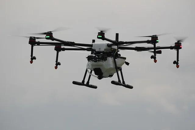 Dron rolniczy nad polem podczas precyzyjnego oprysku