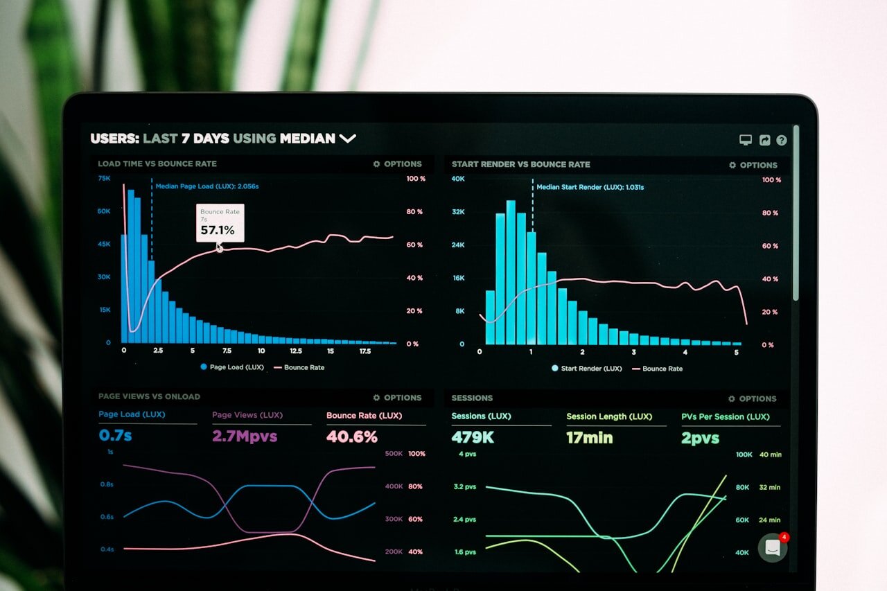 Analiza Big Data w rolnictwie - ekran komputera z danymi satelitarnymi i mapami upraw na tle pola